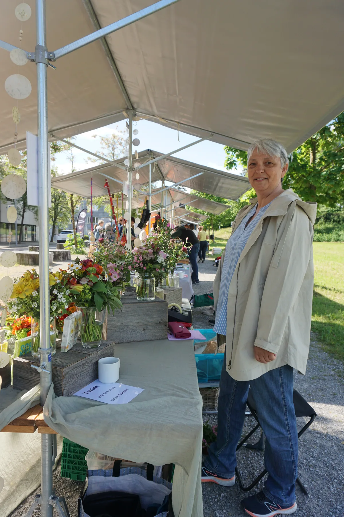 Frau am Blumenstand